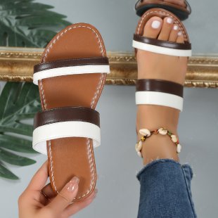 Sandales à brides pour femmes avec un détail multicolore à la mode et une semelle antidérapante Chic und Stil