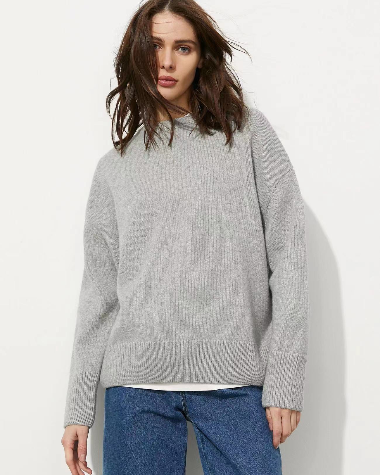 Pull en fine maille douillette pour femmes avec une coupe ample et un col rond Chic und Stil