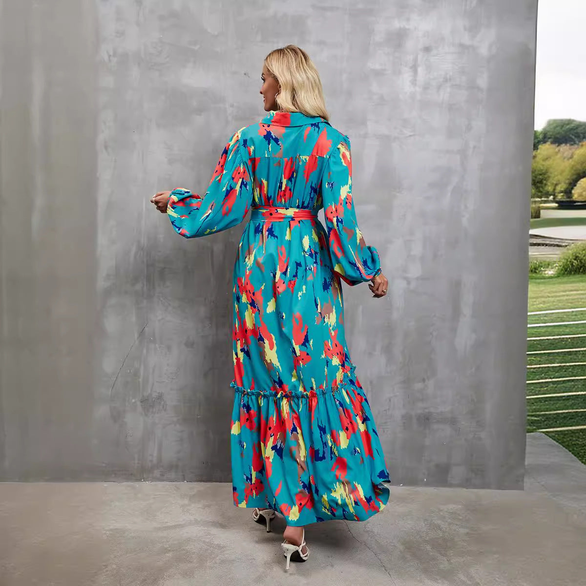 Damen elegantes Maxikleid mit hochgeschlossenem Kragen und farbenfrohem Muster Chic und Stil