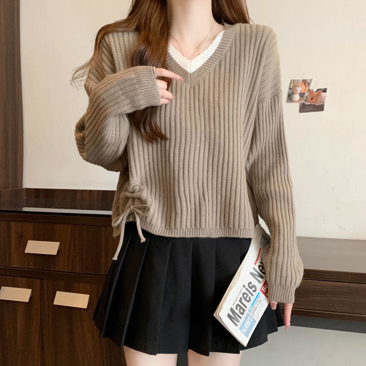 Pull condescendant à col en V pour femmes avec texture côtelée et cordons latéraux à la mode Chic und Stil