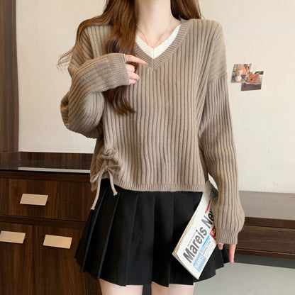 Pull condescendant à col en V pour femmes avec texture côtelée et cordons latéraux à la mode Chic und Stil