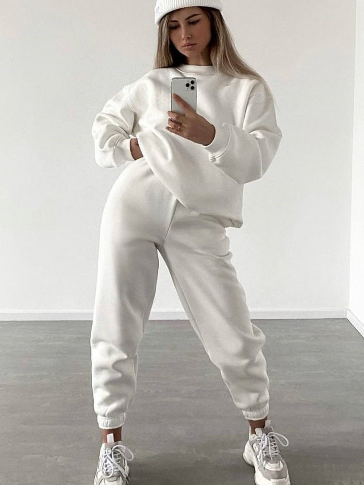 Casual set for women in oversized sweatshirt and jogger pants Chic und Stil