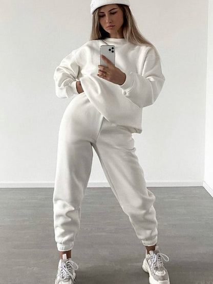 Casual set for women in oversized sweatshirt and jogger pants Chic und Stil