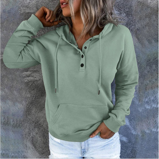 Pull à capuche pour femmes avec détails en bouton et poche kangourou pratique Chic und Stil