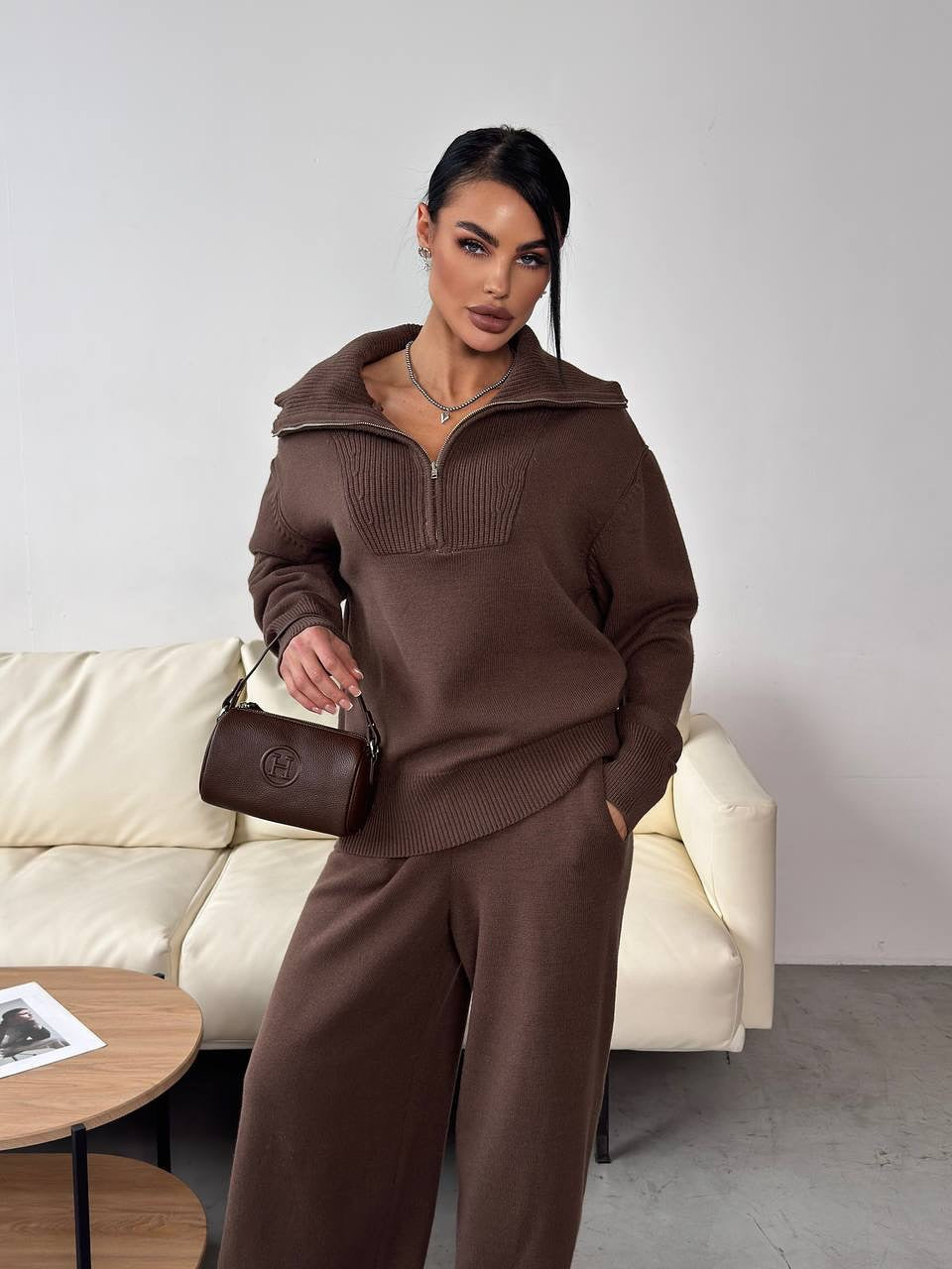 Women elegant knit sweater with half-zip and loose pants Chic und Stil