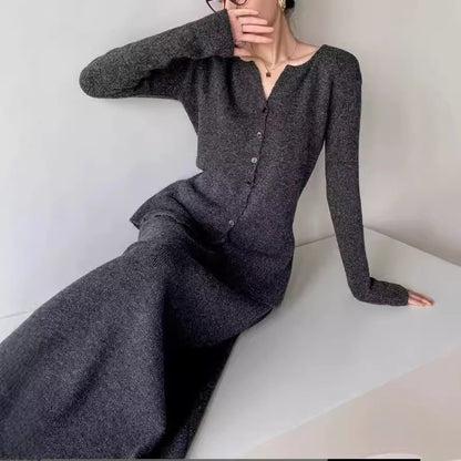 Robe en tricot élégante pour femmes avec une silhouette féminine et un joli décolleté en V Chic und Stil