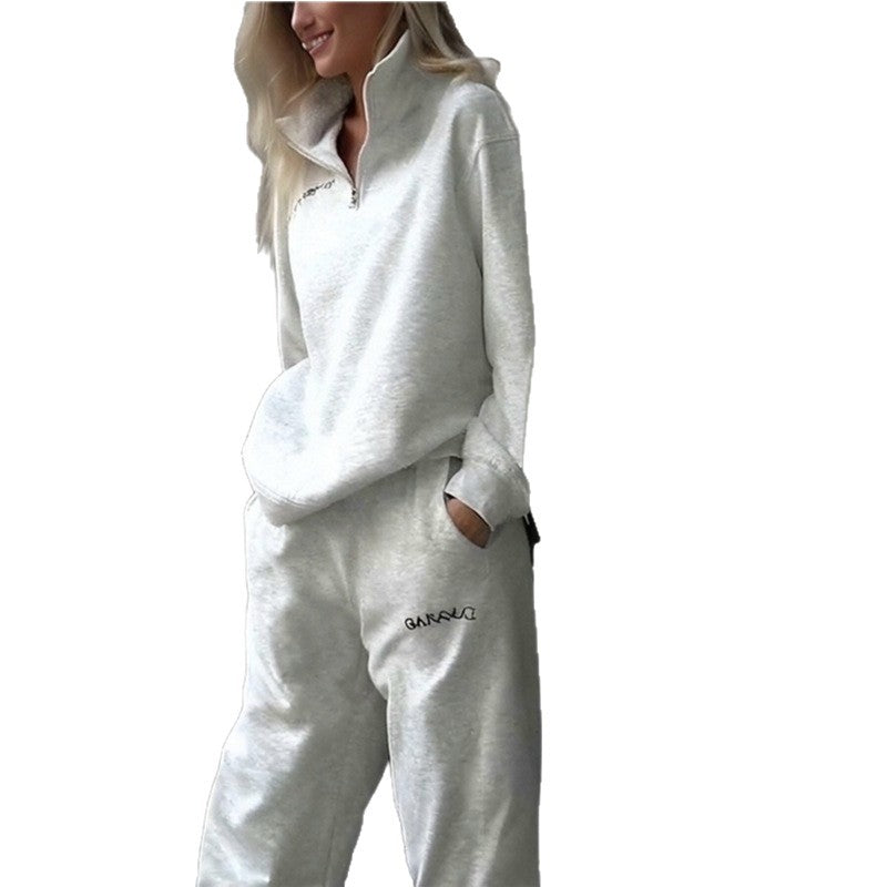 Casual women's sweater with half-zip and comfortable jogger pants Chic und Stil