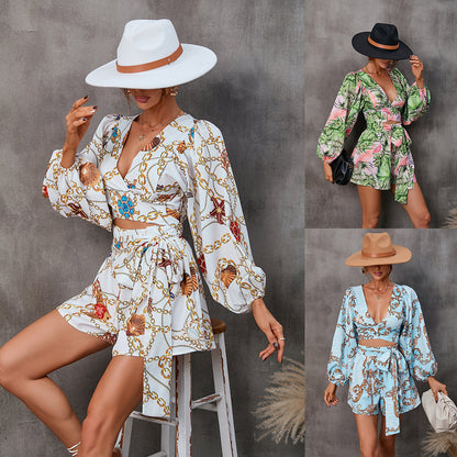 Ensemble crop-top et shorts pour femmes avec des manches volumineuses et un motif unique Chic und Stil
