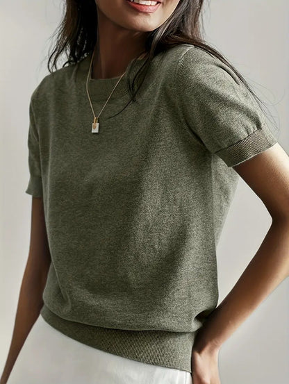 Pull en fine maille pour femmes avec une silhouette à manches courtes et un matériau fluide doux Élégance et style