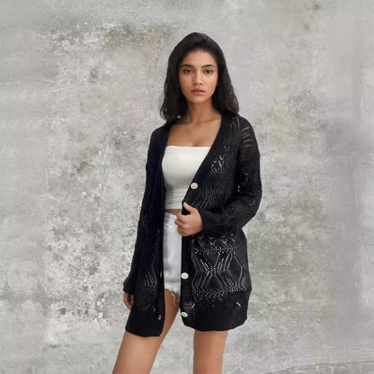 Cardigan en tricot pour femmes avec des motifs aérés et des détails de boutons Chic und Stil