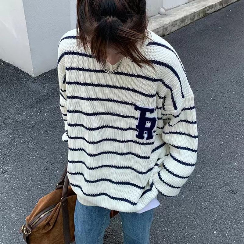 Pull en tricot surdimensionné décontracté pour femmes avec des rayures cassées et une poche poitrine Chic und Stil