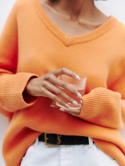 Pull en viscose pour femmes avec encolure en V profonde et larges bords Chic und Stil