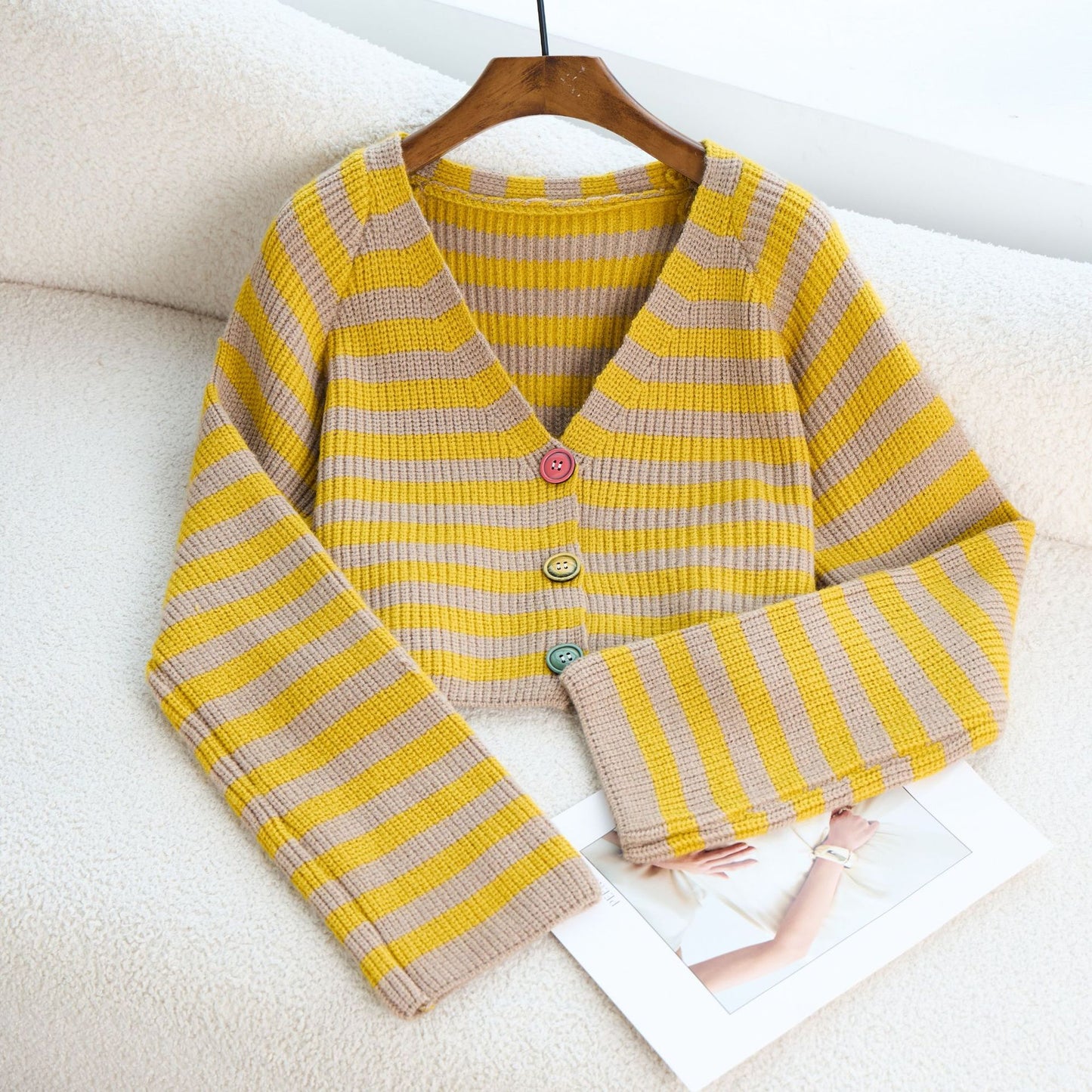 Cardigan en tricot tendance pour femmes avec des boutons colorés et une coupe décontractée Chic und Stil