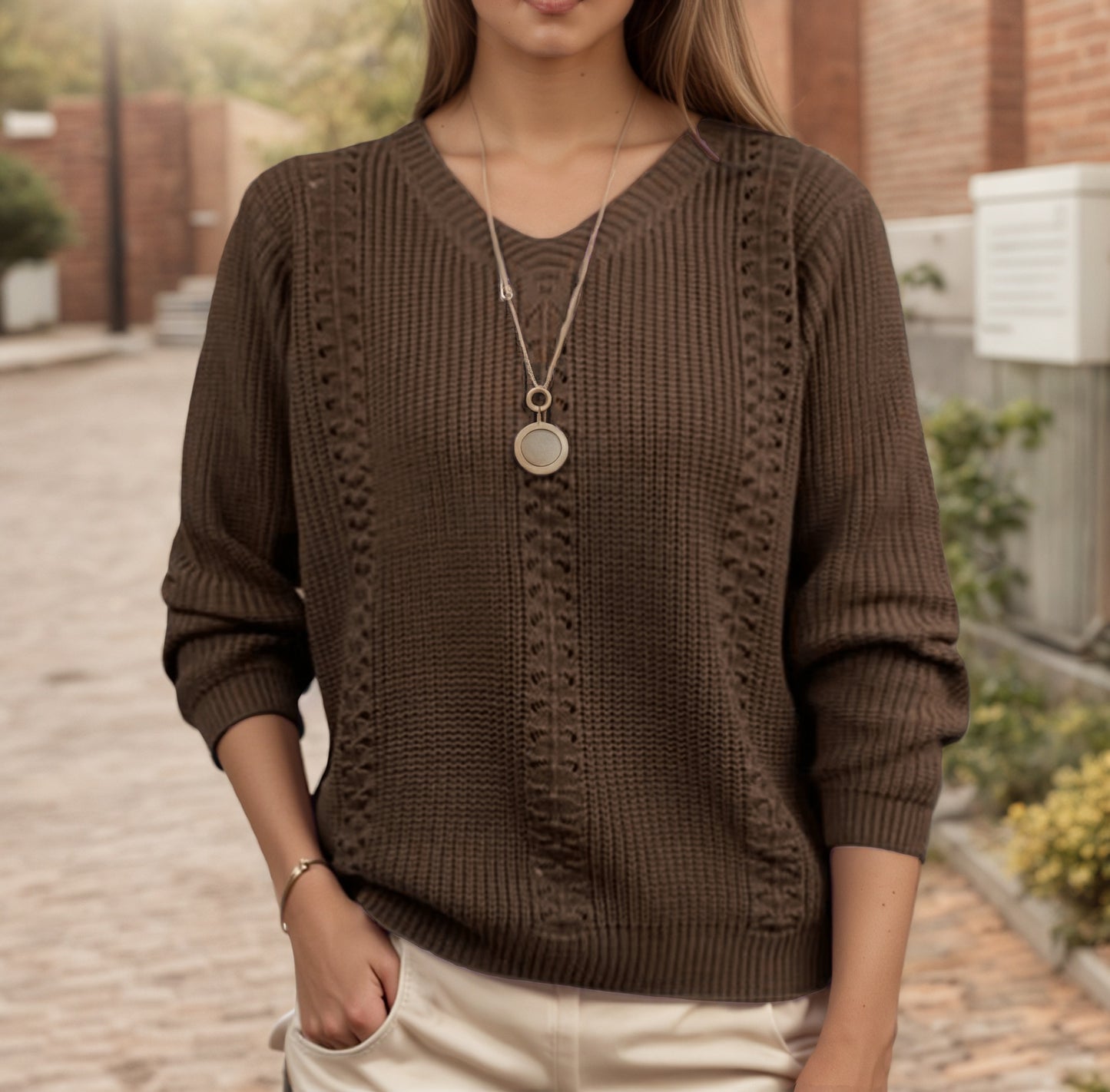 Pull en tricot pour femmes avec décolleté en V et finition texturée Chic und Stil