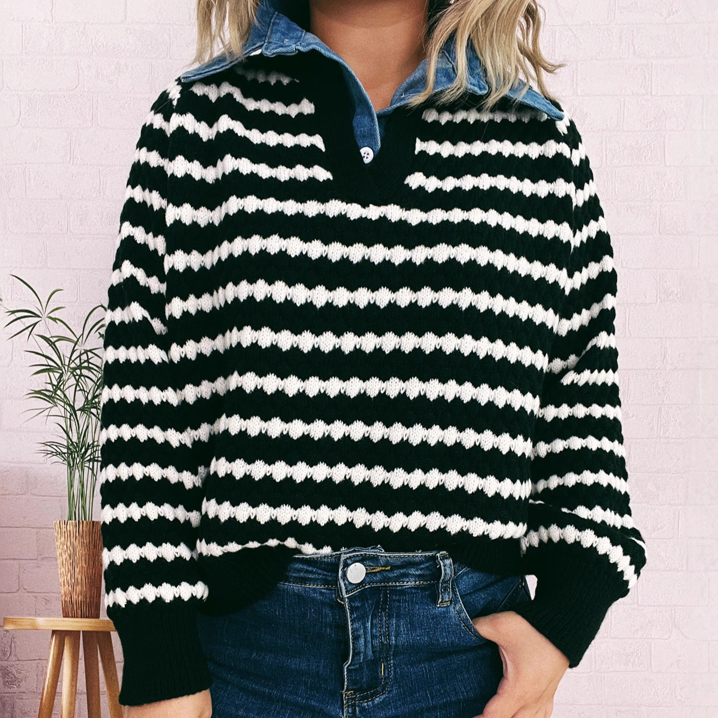 Pull en tricot pour femme avec un décolleté en V profond et un motif rayé marqué Chic und Stil