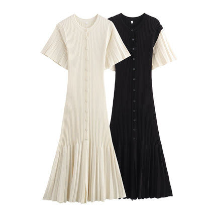 Robe midi femme avec un élégant ourlet à volants et un fin détail de boutons Chic und Stil