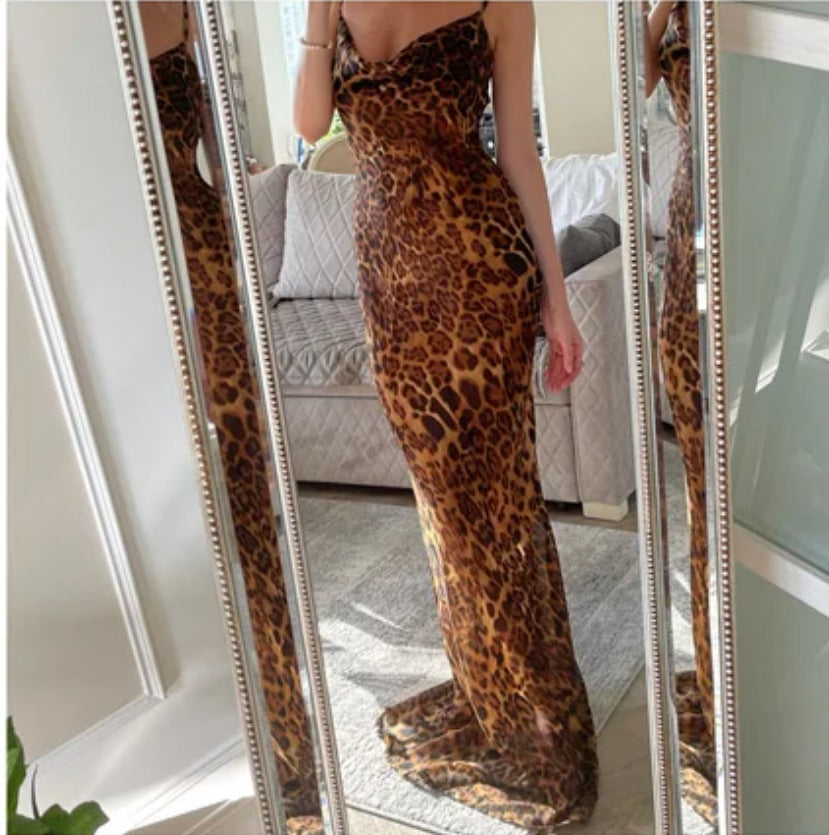 Robe maxi femme avec un élégant imprimé léopard et un tissu fin Chic und Stil