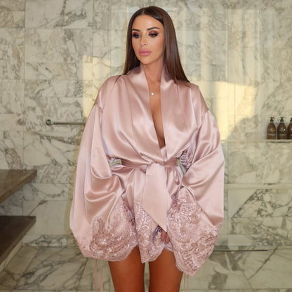 Satin robe for women with elegant lace inserts Chic und Stil