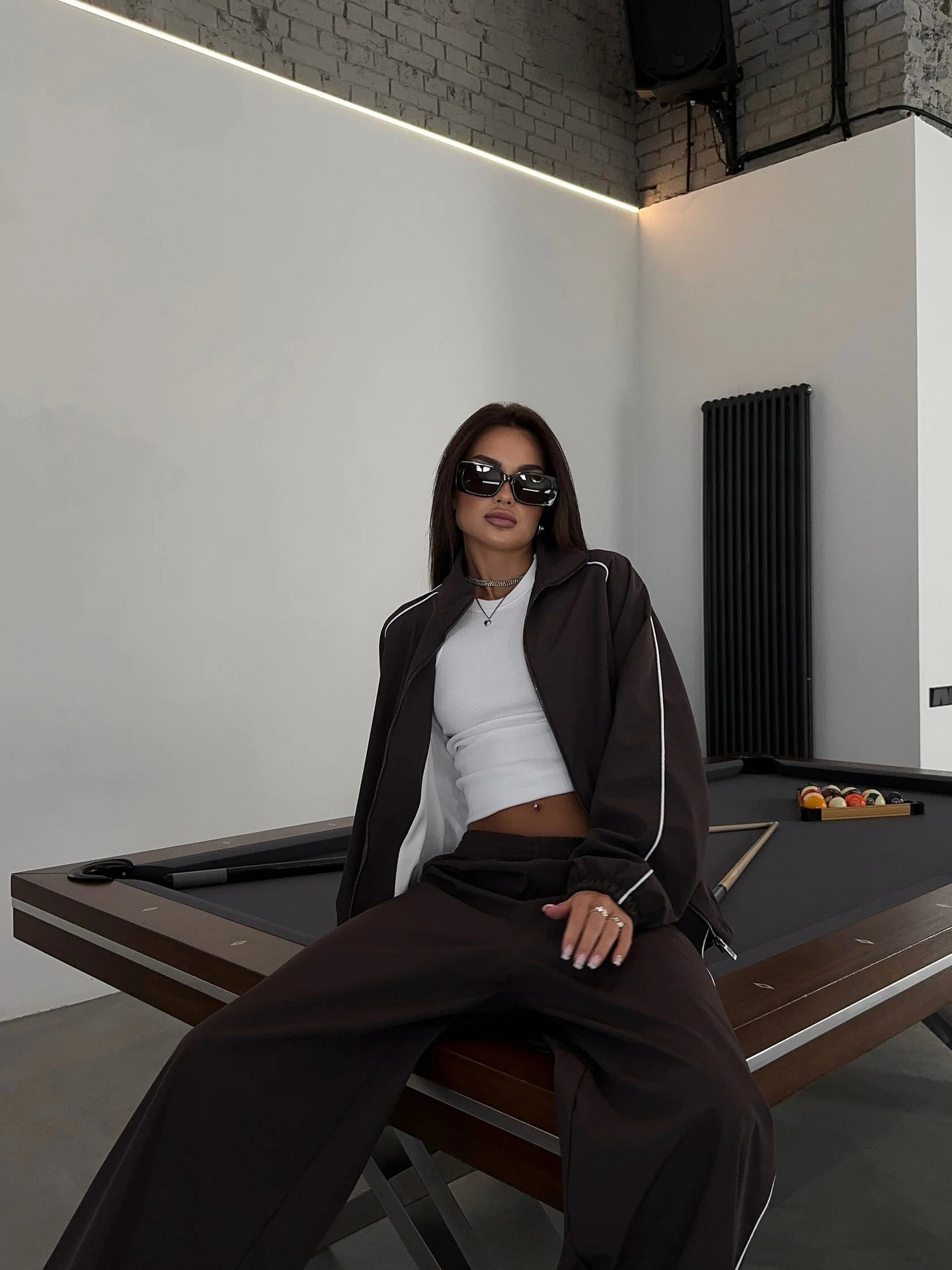 Sporty hooded jacket for women and wide jogging pants set Chic und Stil