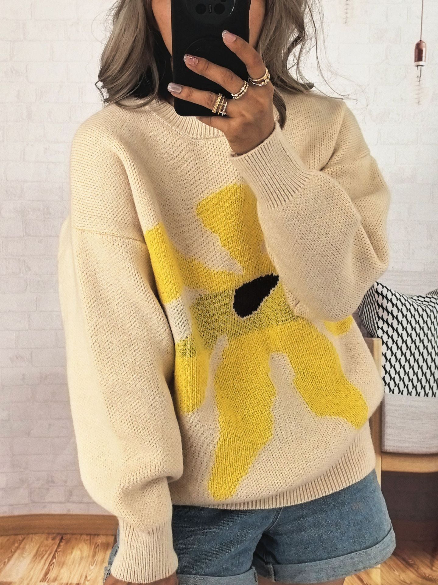 Pull femme avec motif floral saisissant et coupe décontractée Chic und Stil