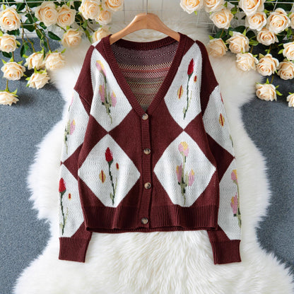 Veste en tricot pour femmes avec motif floral et design de boutons décoratifs Chic und Stil