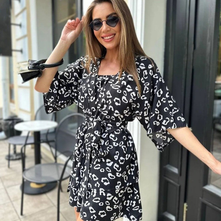 Trendy women's outfit consisting of a crop top and loose shorts with animal print Chic und Stil