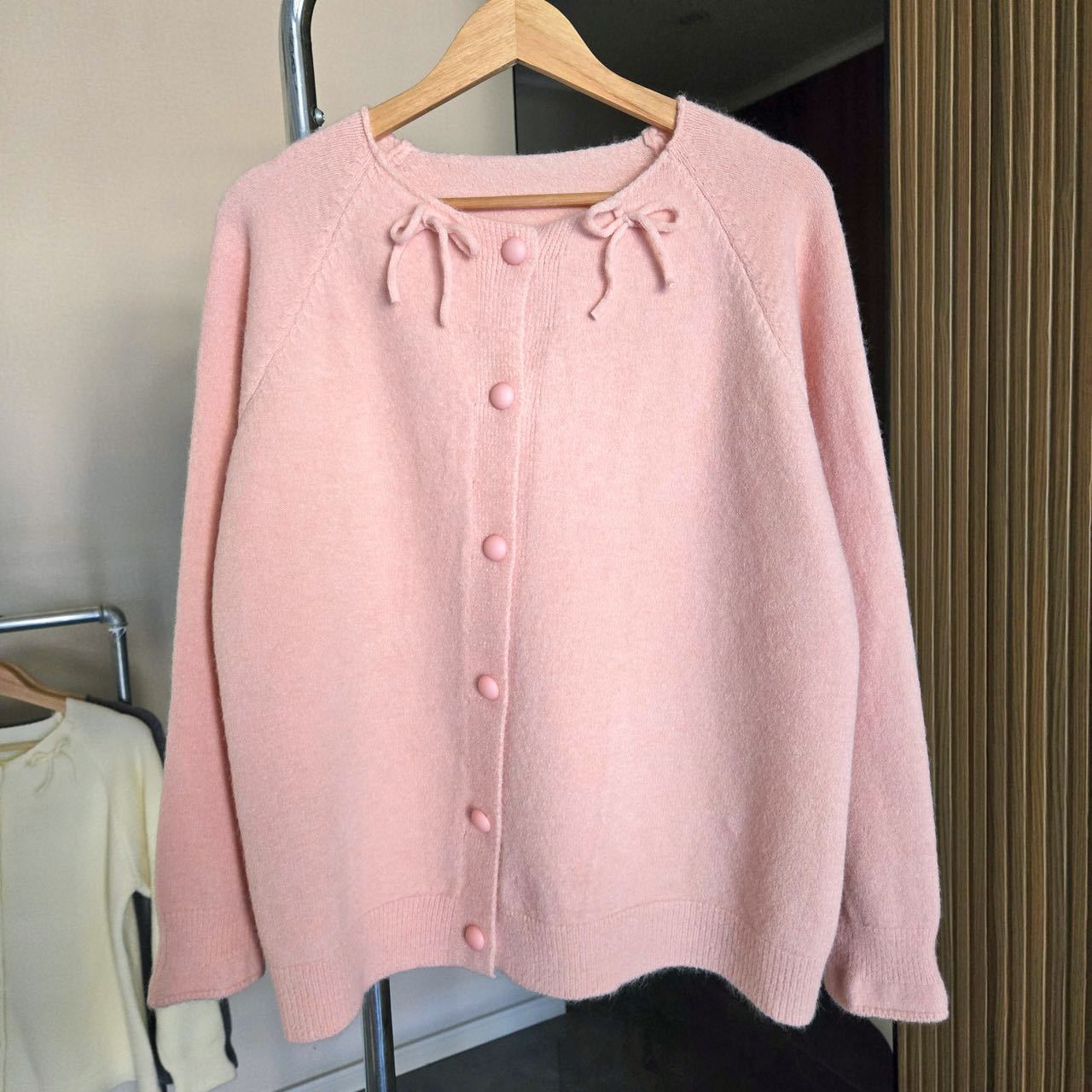 Dames Pull-over douillet avec des nœuds décoratifs et de grands boutons Chic und Stil