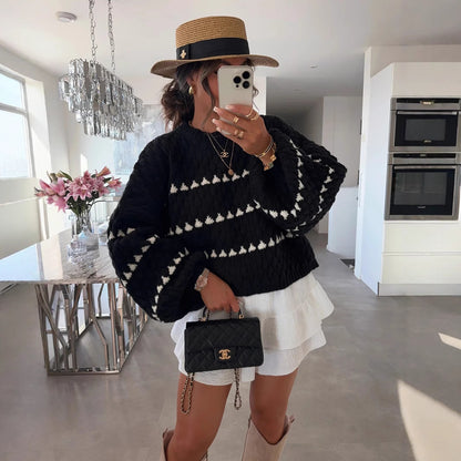 Pull féminin tendance avec une coupe ample et un design structuré Chic und Stil