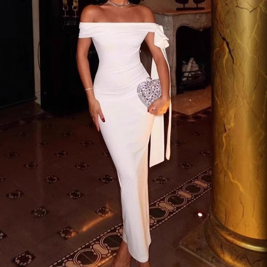 Robe maxi élégante off-shoulder pour femmes avec une coupe sculptante et un ourlet flottant Chic und Stil