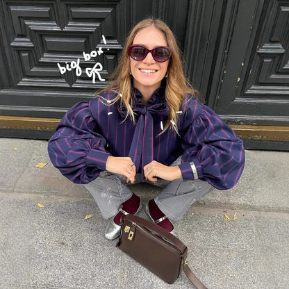 Chemisier à manches longues pour femmes avec un design rayé et un col à volants Chic und Stil