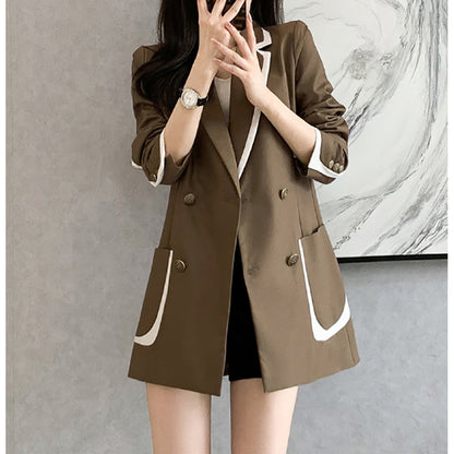 Veste pour femmes à double boutonnage sur mesure avec garniture contrastante Chic und Stil