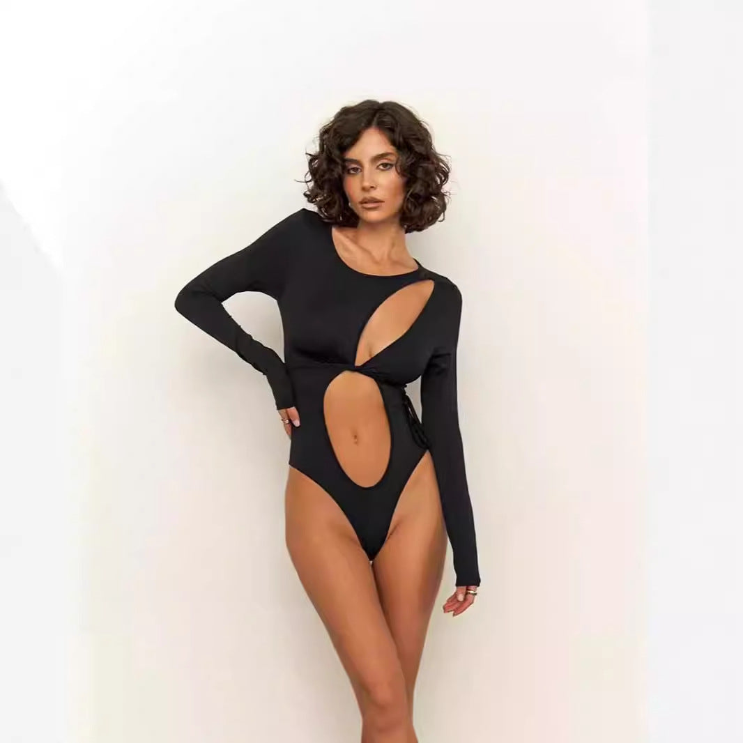 Maillot de bain une pièce pour femmes avec découpe innovante et manches longues Chic und Stil