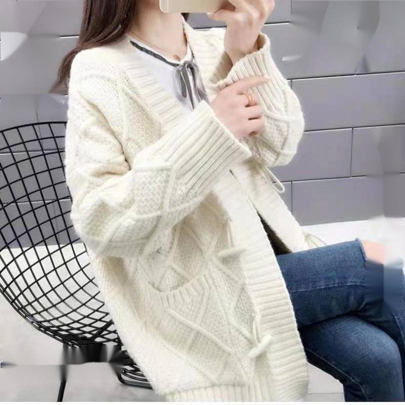 Cardigan en tricot pour femmes avec design en torsades et structures Chic und Stil