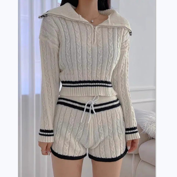 Pull en tricot court pour femmes avec col montant et short dans l'ensemble Chic und Stil