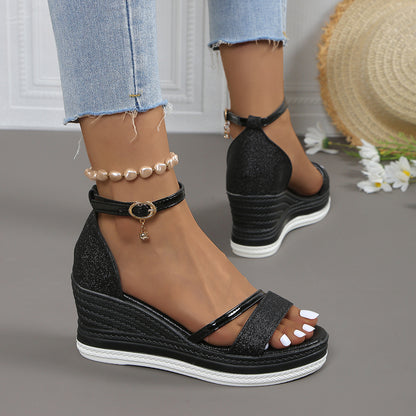 Sandales compensées pour femmes avec un revêtement scintillant et un design de lanière élégant Chic und Stil