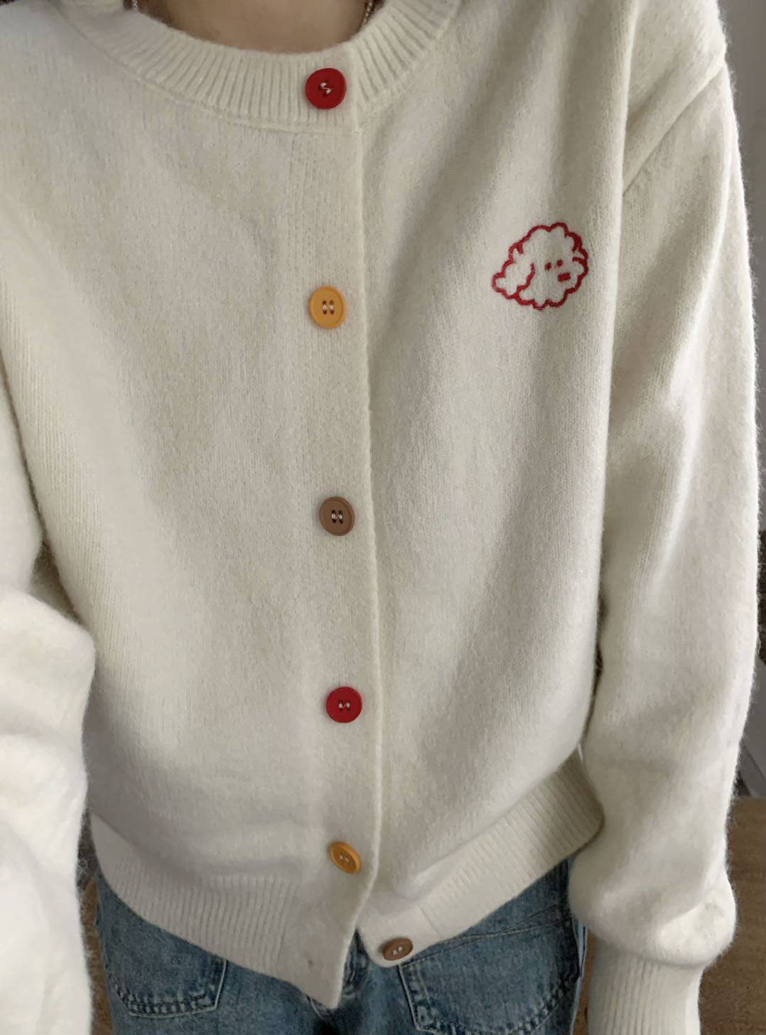 Dames pull-over en tricot douillet avec décolleté boutonné et motif brodé Chic und Stil