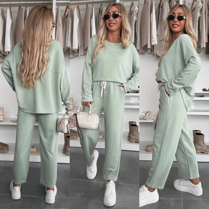 Casual women's set with a loose top and comfortable pants Chic und Stil