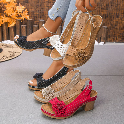 Sabots pour femmes avec un détail floral décoratif et une surface perforée Chic und Stil