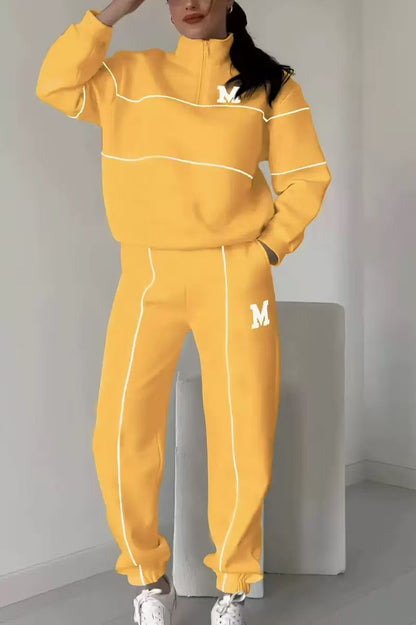 Costume de lounge sportif pour femmes avec col haut et taille élastique Chic und Stil