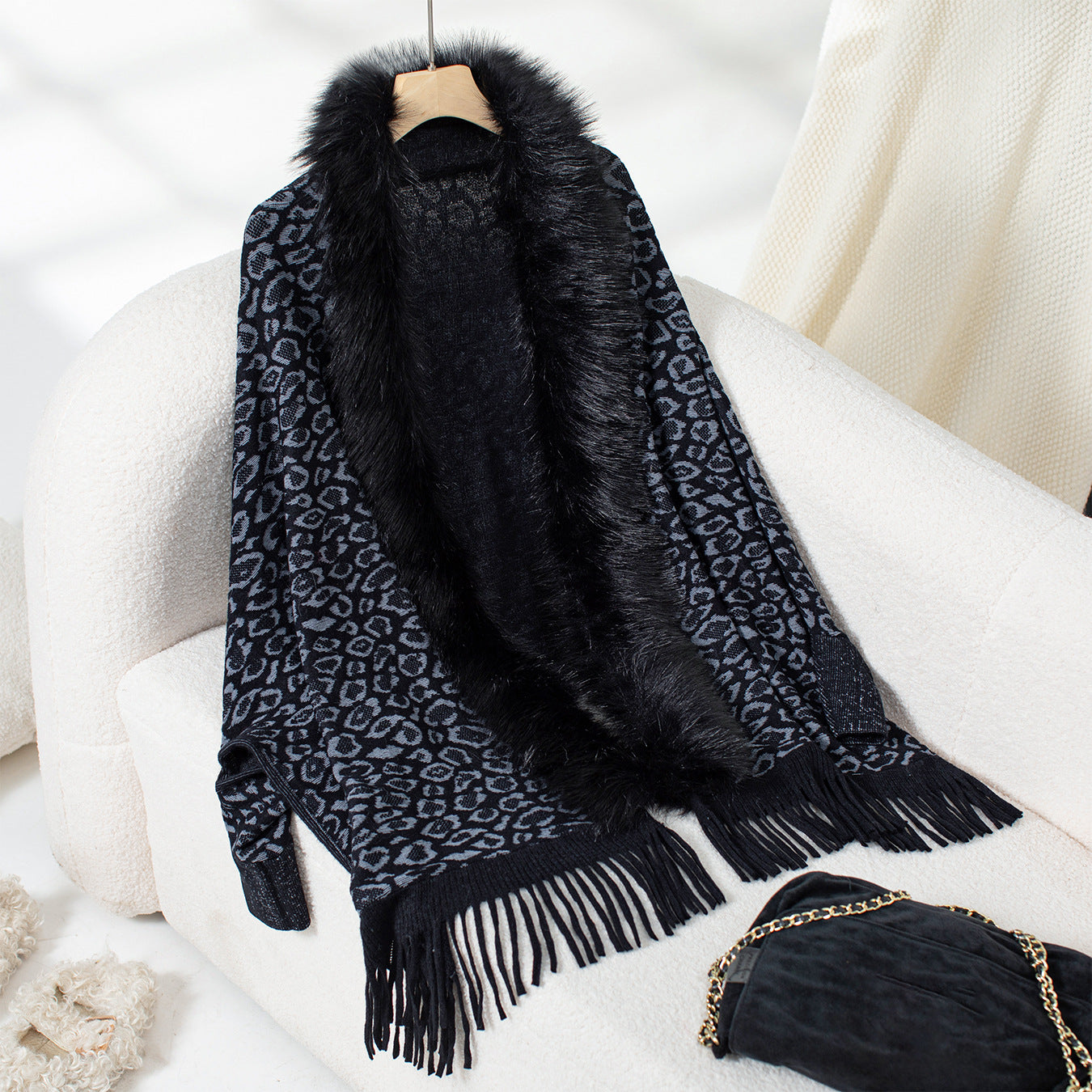Dames élégant pull poncho avec un col en fausse fourrure luxueux et un ourlet à franges Chic und Stil