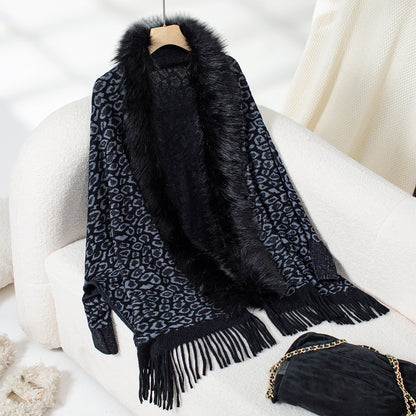 Dames élégant pull poncho avec un col en fausse fourrure luxueux et un ourlet à franges Chic und Stil
