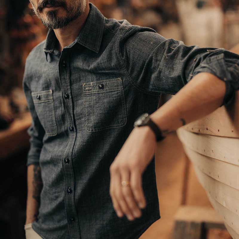 Chemise en chambray décontractée pour hommes avec deux poches poitrine et détails de boutons Chic und Stil