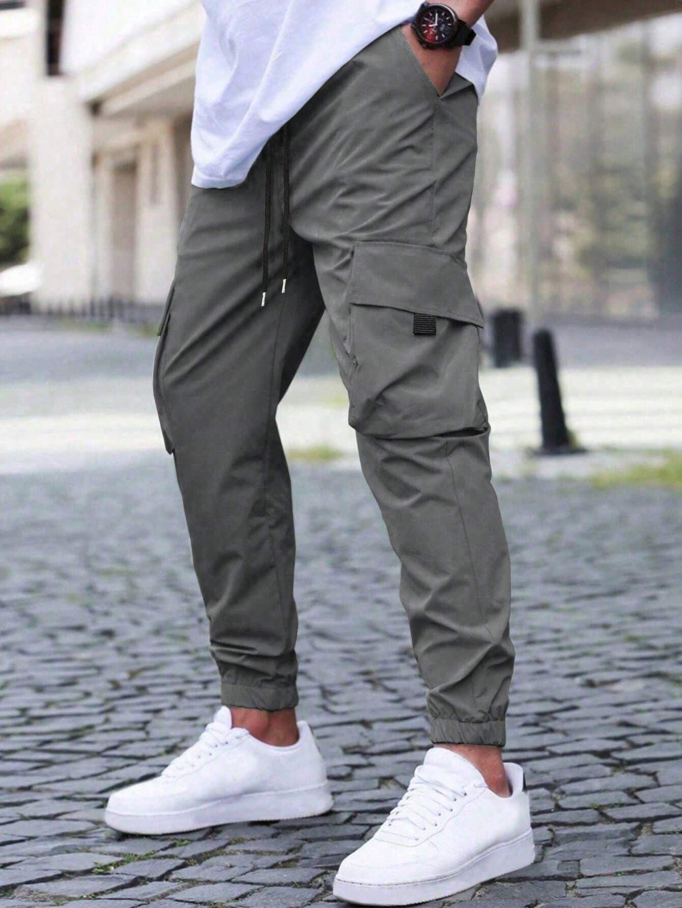 Pantalon cargo pour hommes avec des poches zippées pratiques et une taille élastique Chic und Stil