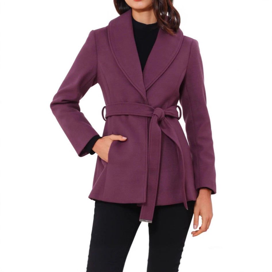 Blazer féminin à la mode avec ceinture et revers Chic und Stil