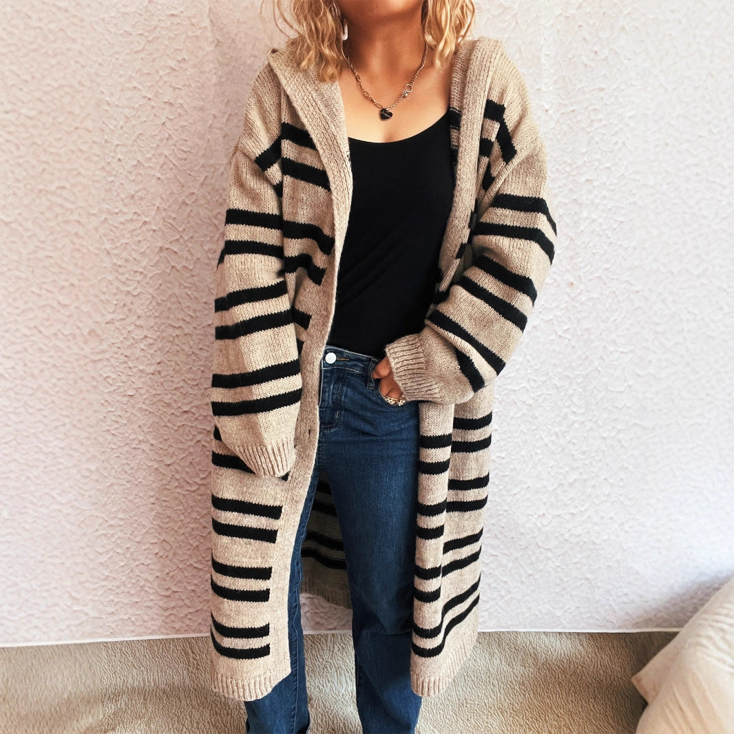 Cardigan en tricot confortable pour femmes avec un motif rayé à la mode et capuche Chic und Stil