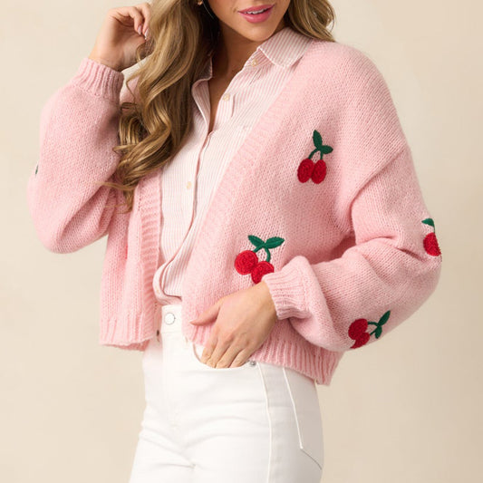 Gilet pour dames en tricot douillet avec des appliqués inspirés des cerises Chic und Stil
