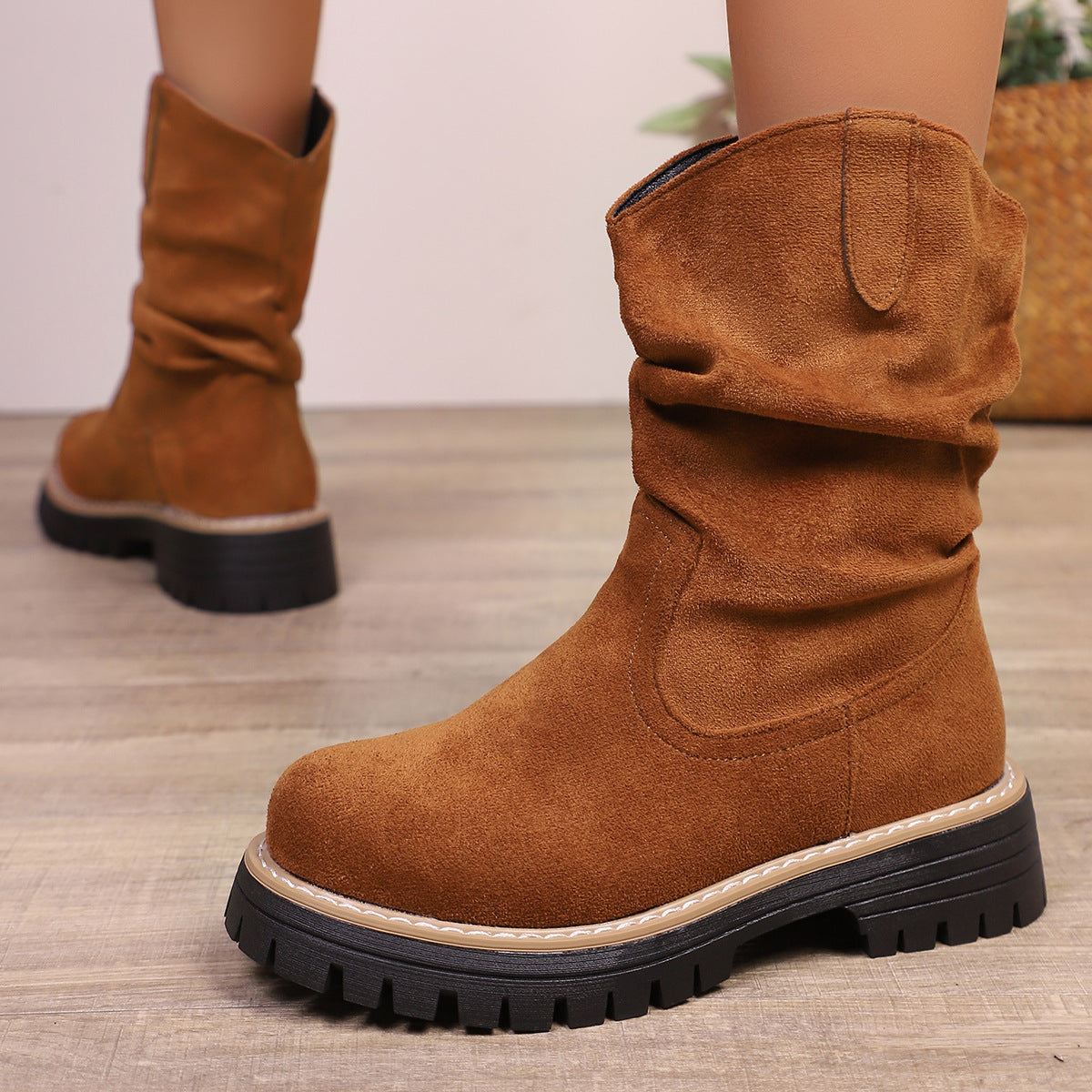 Bottes en suede douces pour femmes avec une esthétique froissée décontractée et une semelle profilée robuste Chic und Stil