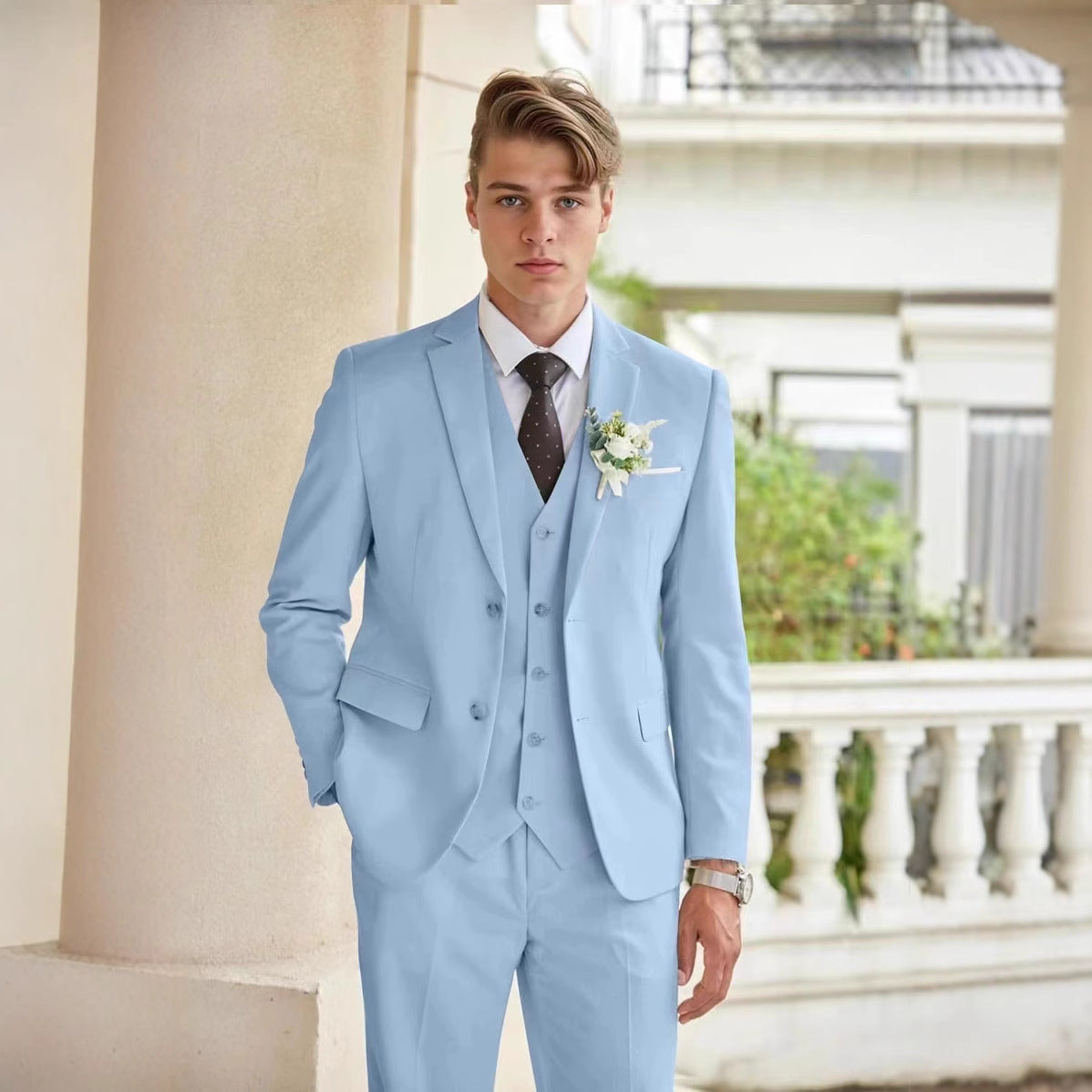 costumes élégants pour hommes composés de trois pièces avec un matériau fin et une coupe moderne Chic und Stil