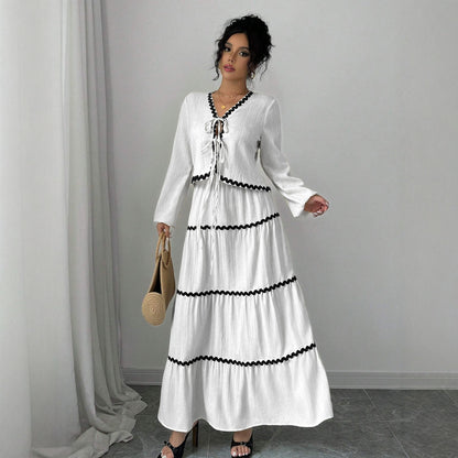 Robe maxi pour femmes avec des fronces élégantes et un biais contrastant Chic und Stil