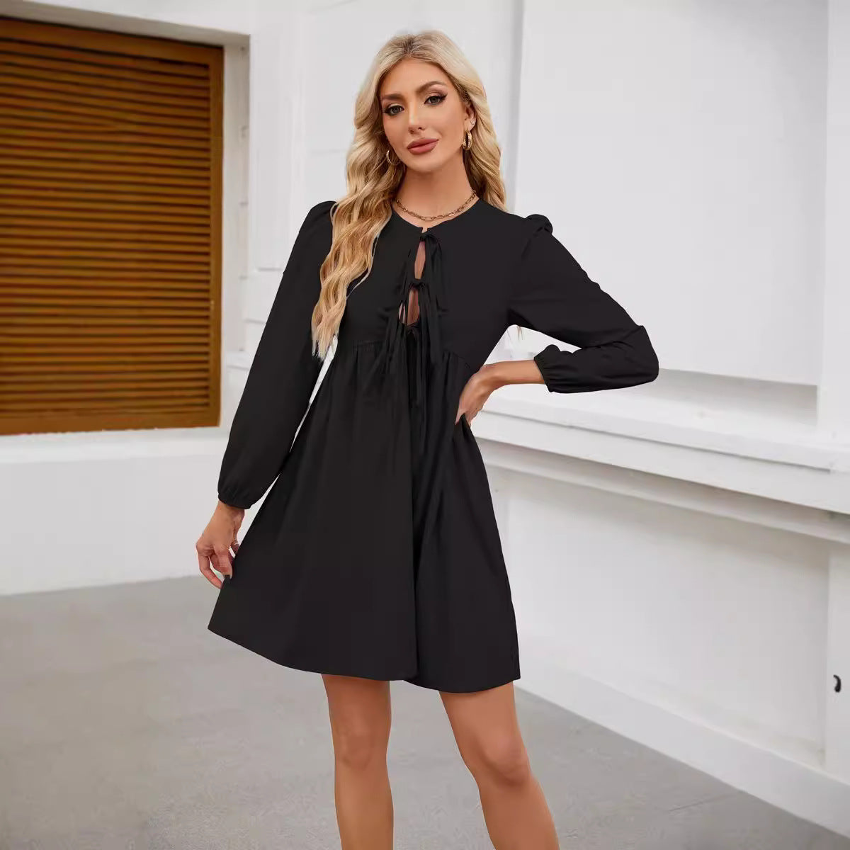 Robe cintrée pour femmes avec ouverture à nœud et manches ballon Chic und Stil